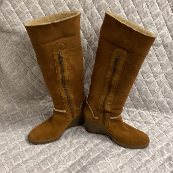 Ugg Sandra Boots. Size 9 - Picture 4 of 11